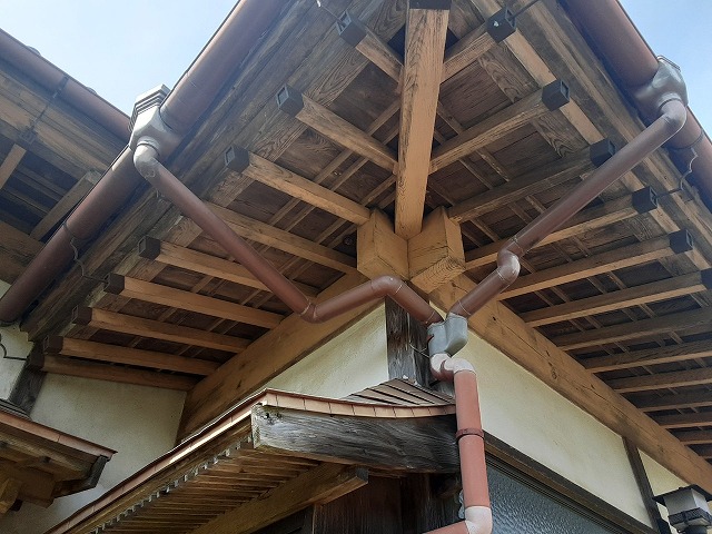 くねくね曲がった雨樋